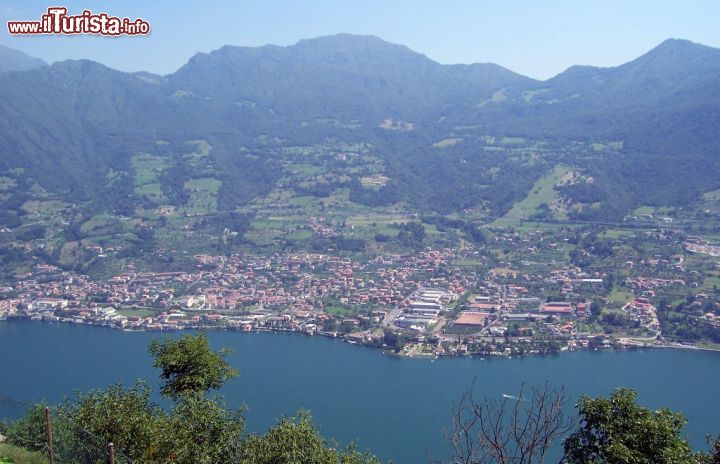 Immagine Sale Marasino fotografata dalla cima di Monte Isola, sul Lago di Iseo - © Lord Hidelan - Luca Giarelli - CC BY 3.0 - Wikipedia