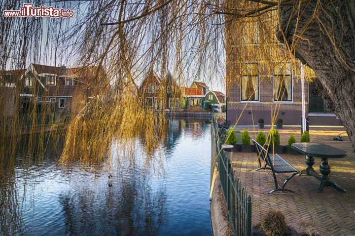 Immagine Paesaggio a Volendam, Olanda - Una bella immagine di un salice piangente che si riflette sulle acque che attraversano la città di Volendam che deriva il proprio nome dalla diga che nel 1357 separò il Per-Ye dal mare © ariadna de raadt / Shutterstock.com
