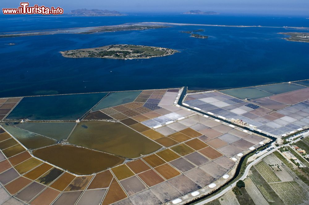 Immagine Saline e mulini a vento a Marsala, provincia di Trapani: il fascino senza tempo della laguna lo Stagnone.