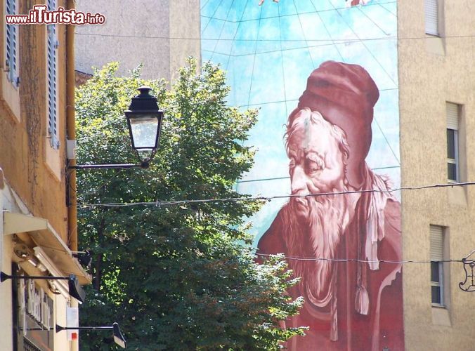 Immagine Un murales celebra ‪Nostradamus a Salon-de-Provance dove‬ il grande medico, astrologo, indovino vissuto a Salon dal 1547 alla morte, avvenuta il 2 luglio 1566, 450 anni fa - foto © Philip Lange / Shutterstock.com