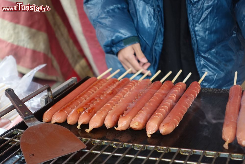 Immagine Salsiccia alla griglia al mercato davanti al tempio Todaiji di Nara, Giappone.