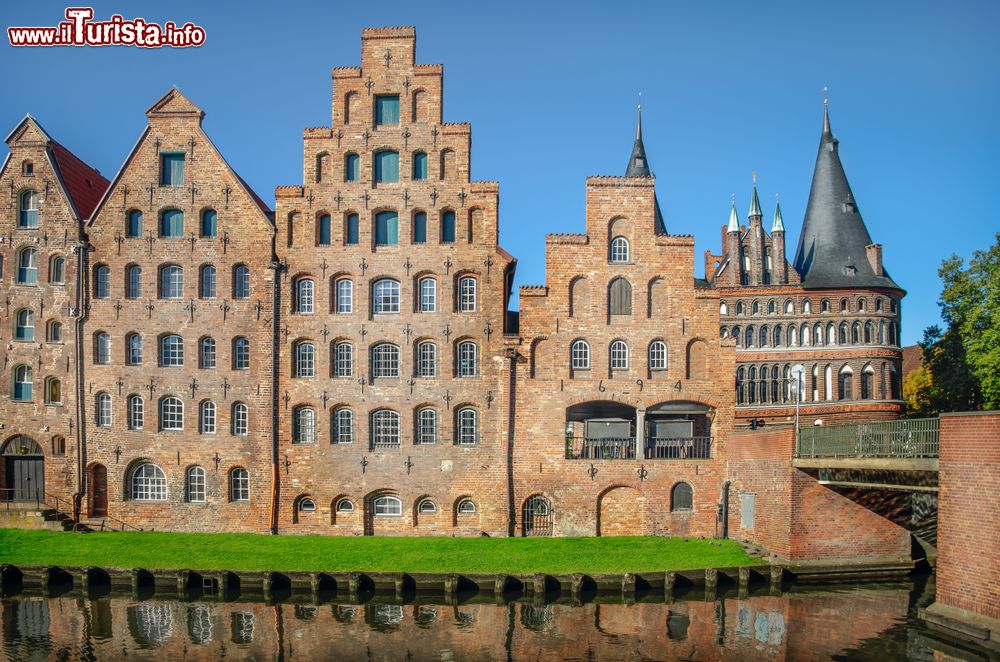 Immagine Salzspeicher (Salt Storehouse) e Holstentor (Holsten Gate) nel centro storico di Lubecca, Germania. I magazzini del sale sono Patrimonio Mondiale dell'Unesco; la Porta appartenente alla fortificazione medievale della città è uno dei monumenti più celebri di tutta Lubecca.