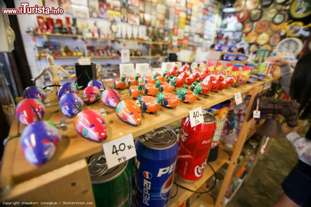 Immagine Sam Chuk Market a Suphan Buri, Thailandia. Uno dei tradizionali mercati della città situata nella Thailandia centrale: souvenir in vendita - © chayakorn lotongkum / Shutterstock.com