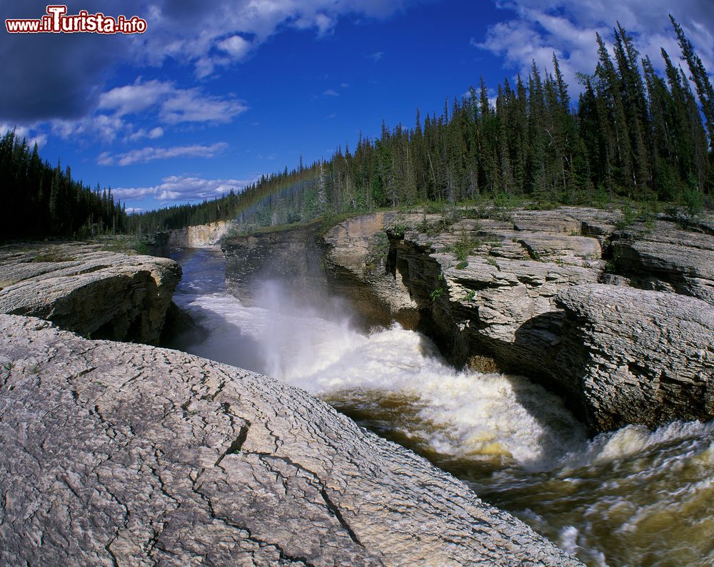 Immagine Sambaa Deh Falls, spettacolari cascate nei Territori del Nord-Ovest in Canada