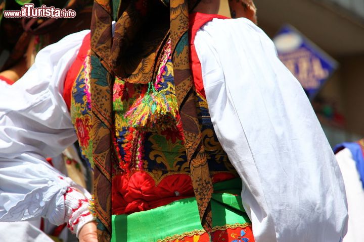 Immagine Un costume tradizionale tipico di Samugheo, in Sardegna - © Gianni Careddu - CC BY-SA 3.0 - Wikimedia Commons.