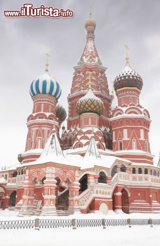 Immagine Cattedrale di San Basilio sotto la neve, Mosca, Russia - Un soffice manto di neve ricopre la cattedrale di San Basilio inaugurata nel 1561 © Pavel Losevsky - Fotolia.com
