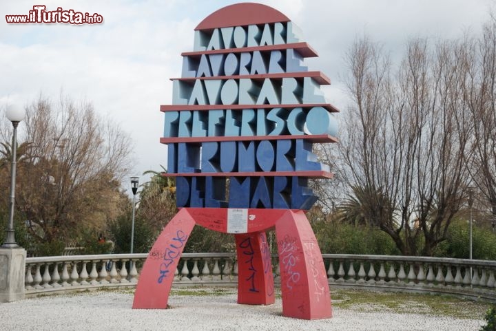 Immagine Lavorare, lavorare, lavorare... preferisco il rumore del mare - L'opera di Ugo Nespolo all'inizio del lungomare a San Benedetto del Tronto.