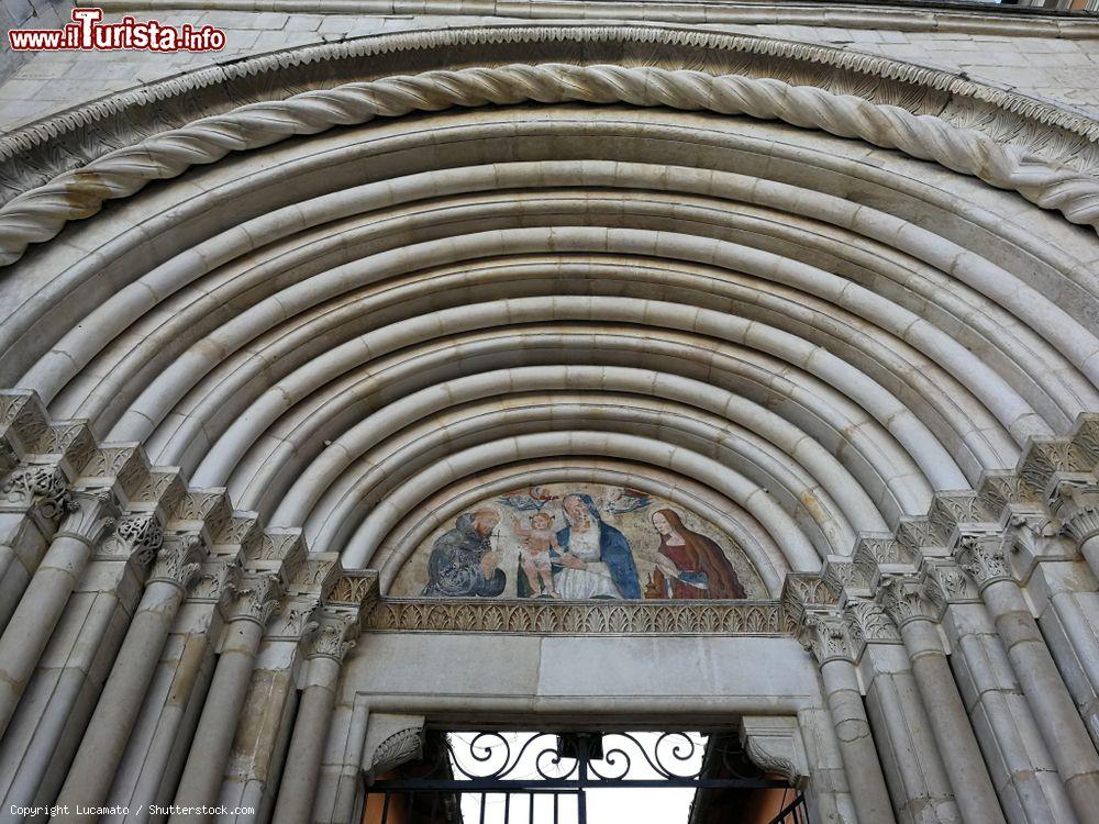 Immagine Il portale d'Ingresso del complesso religioso di San Francesco della Scarpa a Sulmona, in Abruzzo - © Lucamato / Shutterstock.com