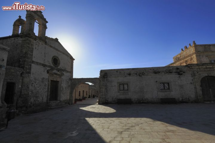 Immagine San Francesco da Paola in controluce a Marzamemi, Sicilia - Una bella fotografia scattata in controluce alla chiesa antica di San Francesco da Paola, patrono della cittadina, ospitata nella piazza principale del borgo siracusano © Angela Crimi / Shutterstock.com