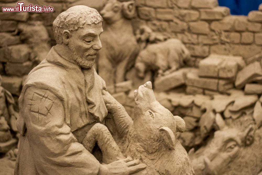 Immagine San Francesco e il lupo: una delle sculture del Presepe di Sabbia di Lignano Sabbiadoro