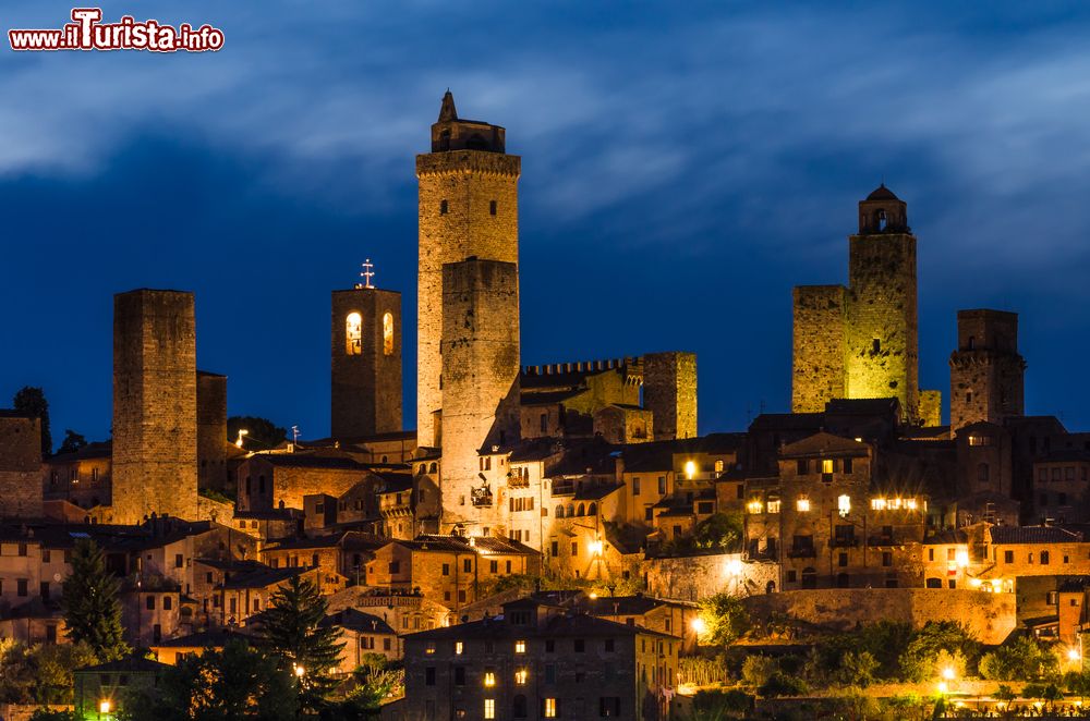 Immagine San Gimignano, provincia di Siena, by night (Toscana). Siamo su un'alta collina della Val d'Elsa 
dove il territorio di San Gimignano si estende per circa 138 chilometri quadrati.