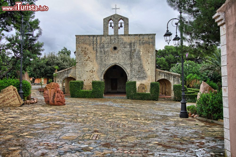 Immagine San Gimiliano, una antica chiesa nel villaggio di Sestu in provincia di Cagliari, Sardegna