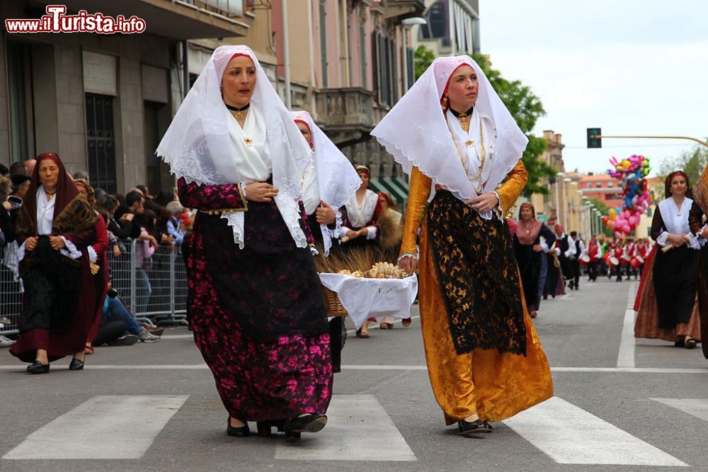 Immagine San Giovanni Suergiu donne in costume tradizionale durante un evento tipico - © Gianni Careddu - CC BY-SA 3.0, Wikipedia