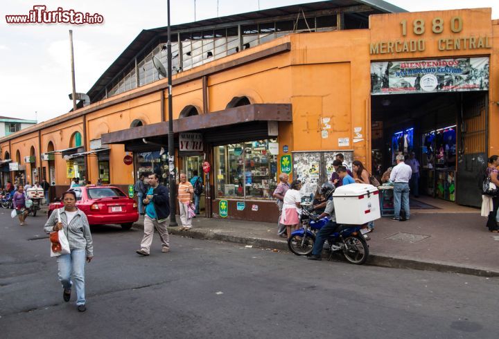 Immagine Esterno del mercato centrale di San José, Costa Rica. L'ingresso del "mercado central" della città, uno dei più rinomati del paese - © Daniel Korzeniewski / Shutterstock.com