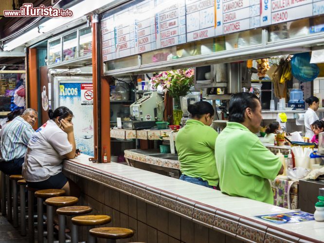 Immagine In attesa in uno dei ristoranti del Mercado Central di San José, Costa Rica. I cuochi di questo ristorante della capitale, ospitato nel grande mercato centrale, preparano ogni giorno centinaia di piatti tipici per residenti e turisti - © Daniel Korzeniewski / Shutterstock.com