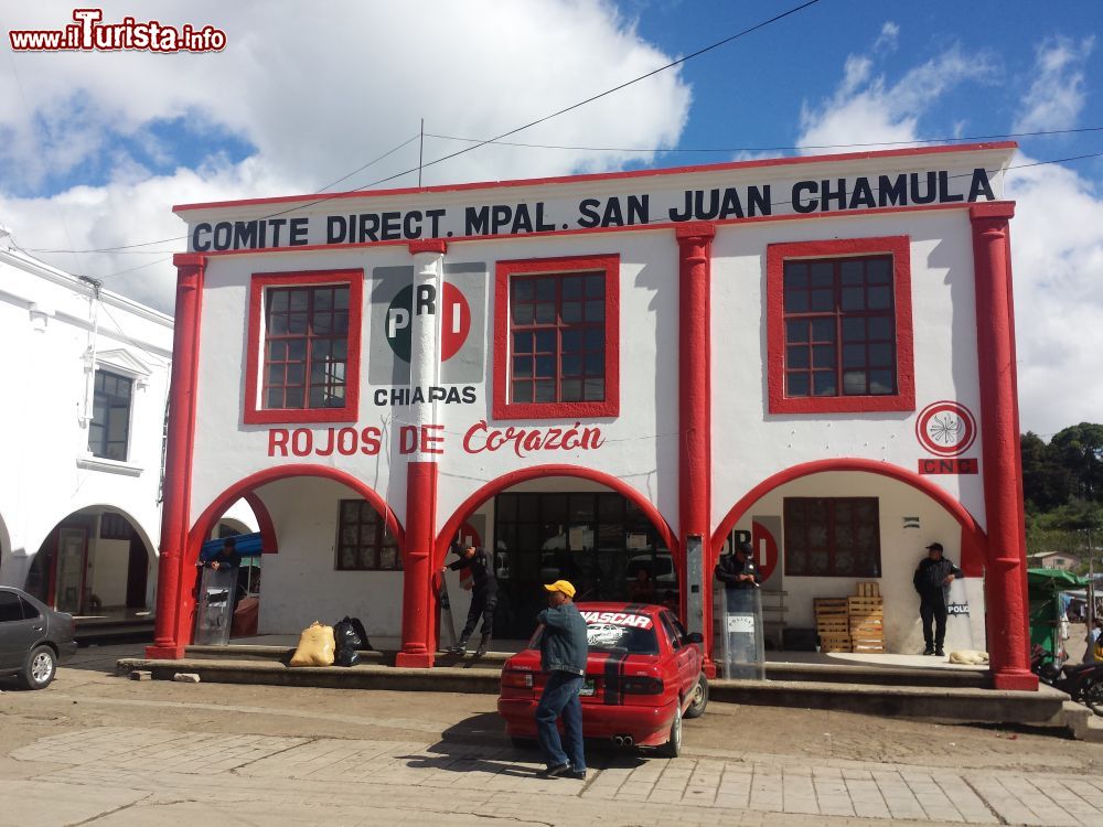 Immagine San Juan Chamula (Chiapas): la sede del PRI, uno dei principali partiti politici del Messico.