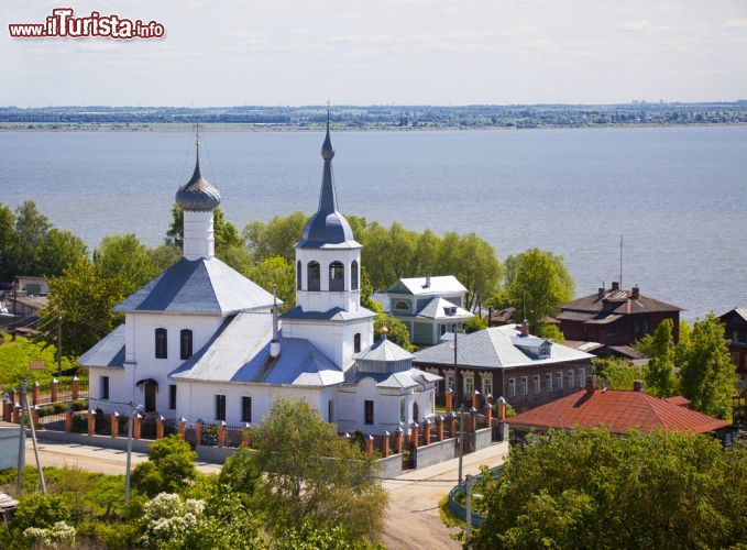 Immagine Chiesa di San Nicola Podozerie a Rostov Velikij, Russia  - La bella chiesa dedicata a San Nicola si affaccia sulle rive del Lago Nero ad una sessantina di chilometri a sud est del capoluogo Yaroslavl. Quest'antichissima città russa, così conosciuta per non confonderla con Rostov sul Don, è uno dei centri turistici dell'Anello d'Oro © volkova natalia / Shutterstock.com