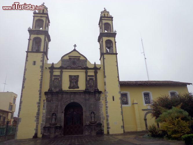 Immagine La parrocchia di San Pedro e San Pablo a Zacatlán de las Manzanas (Messico). Nel viale di fronte alla chiesa si tiene un mercatino dell'artigianato molto frequentato dai turisti.