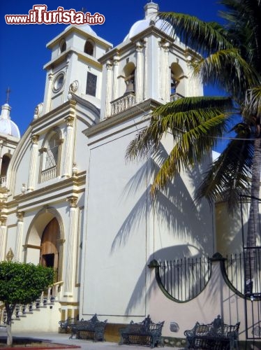 Immagine La chiesa dedicata a San Pedro: la struttura originale risale al 1840, ma cinquant'anni fa è stata completamente ricostruita e riammodernata. Grazie ai recenti lavori di illuminazione esterna, anche nelle ore serali è possibile ammirarne il fascino semplice e discreto.