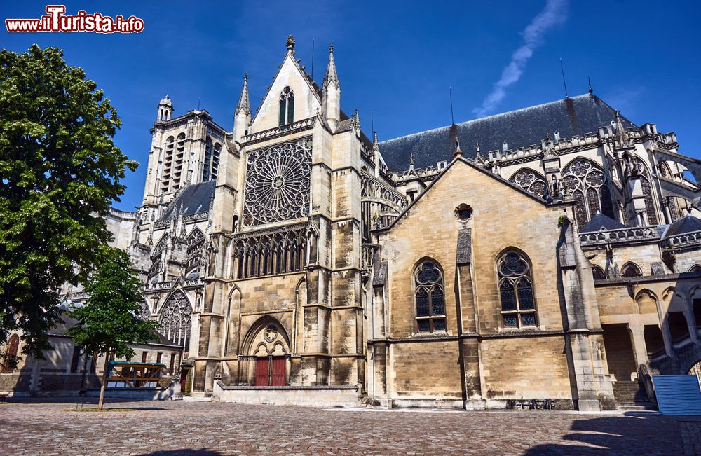 Immagine San Pietro e Paolo, la cattedrale gotica di Troyes (Francia) in una bella giornata di sole.