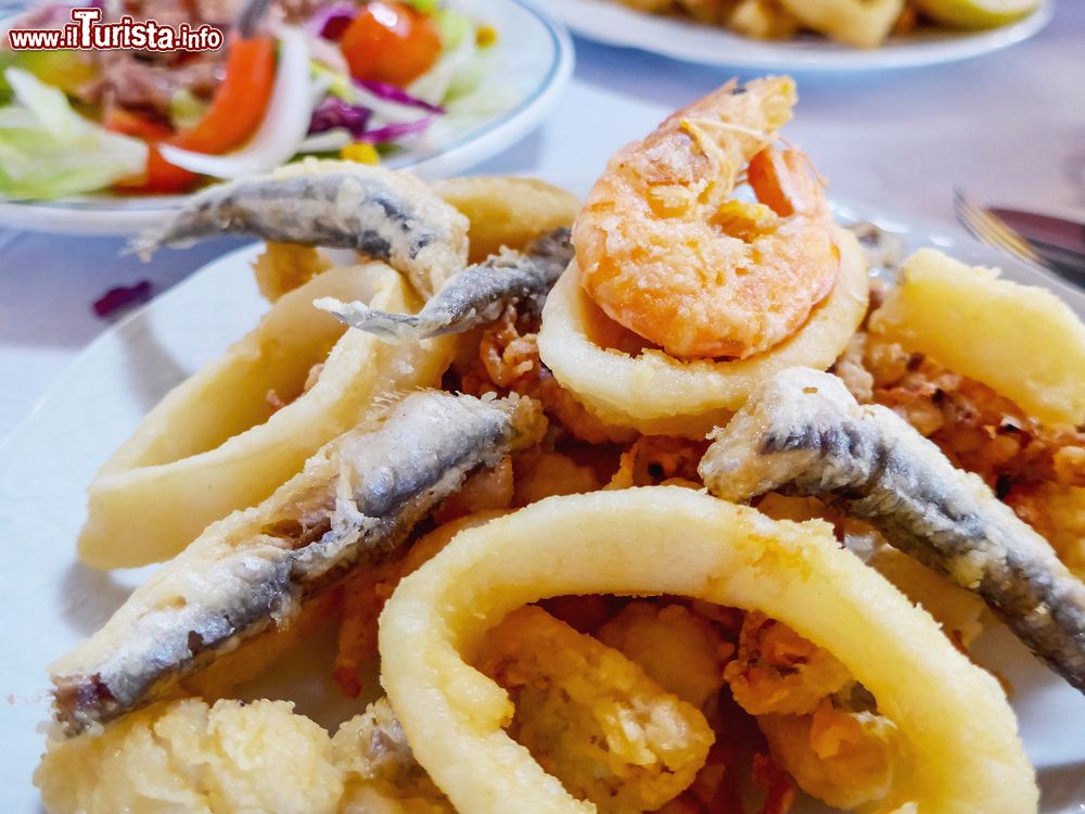 Immagine Un piatto di pesce fritto a San Vito Lo Capo, Sicilia.