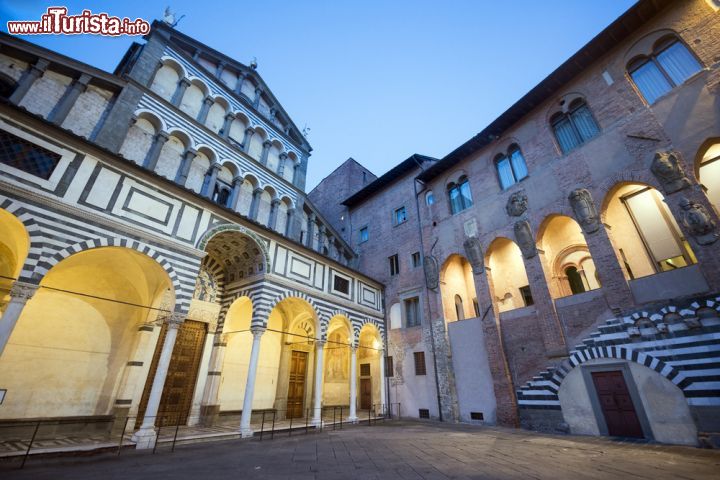 Immagine Cattedrale di San Zeno a Pistoia, Toscana - Principale luogo di culto cattolico della città toscana e sede vescovile dell'omonima diocesi, questa cattedrale fu originariamente dedicata a San Martino per poi essere intitolata a San Zeno sotto la dominazione longobarda. In stile romanico, l'edificio religioso ha campanile e battistero, interno con tre navate, presbiterio rialzato e cripta. Costruito probabilmente nel X° secolo, nel corso del tempo ha subito diversi interventi di rimaneggiamento che l'hanno riportato alla forma originaria nel 1999 © Claudio Giovanni Colombo / Shutterstock.com