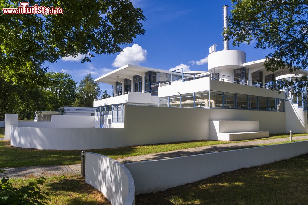 Immagine Sanatorio "Zonnestraal" di Hilversum, Olanda. Costruita fra gli anni '20 e '30 del 1900 dallo studio di Jan Duiker, con Bijvoet e Wiebenga, questa struttura rappresenta un primo esempio di architettura modernista e funzionale  - © www.hollandfoto.net / Shutterstock.com