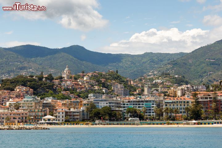 Immagine Sanremo, la "città dei fiori" ripresa dal mare - la città di Sanremo, tra le località di punta della costa occidentale ligure, è conosciuta in tutta Italia non solo come famoso centro marittimo, ma anche come "città dei fiori", grazie alla tradizione della floricoltura, celebrata ogni anno dalla manifestazione "Sanremo in Fiore". - © Aigars Reinholds / Shutterstock.com