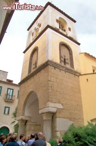 Immagine Sant'Agata dè Goti, la Chiesa di Sant'Angelo in Munculanis, edificio di epoca longobarda. L'ingresso principale di questo edificio di culto è rivolto verso sud ed è preceduto da un pronao che sormonta due massicce colonne e su cui si innalza il campanile. Grazie ad alcuni lavori di restauro sono stati riportati alla luce sia la struttura medievale che una cripta sotto il pavimento della navata centrale - © Fiore Silvestro Barbato - CC BY-SA 2.0 - Wikimedia Commons.