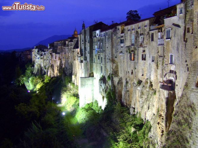 Immagine Sant'Agata dei Goti, vista notturna del Borgo della Campania. Il nome di quesa città si è formato in due epoche differenti poichè venne intitolata alla santa catanese nel corso del VI° secolo. Il termine "dè Goti" si deve invece alla presenza in città della famiglia francese dei De Goth, la stessa di appartenenza di Papa Clemente V°. Il toponimo completo compare per la prima volta nel XIV° secolo in un documento ufficiale. Per altre fonti invece "de' Goti" deriverebbe dal passaggio dei Goti in questo territorio d'Italia nel corso del VI° secolo - © Adriano Amalfi - CC BY 2.5 - Wikimedia Commons.