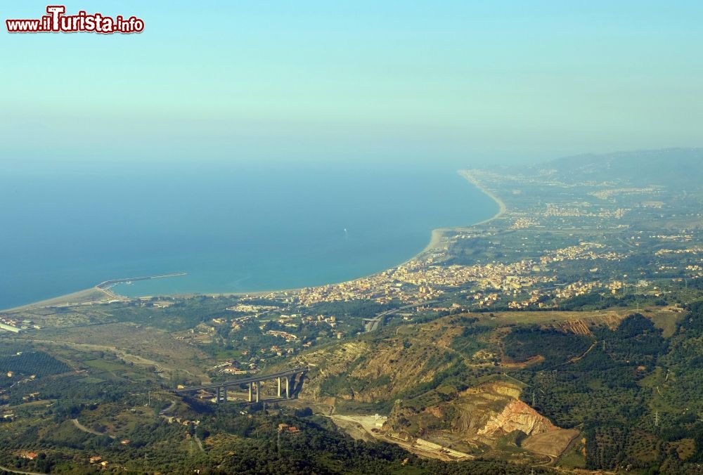 Immagine SantAgata di Militello sulla costa tirrenica, fotografata da San Fratello, siamo in Sicilia - © Davide Mauro, CC BY-SA 4.0, Wikipedia