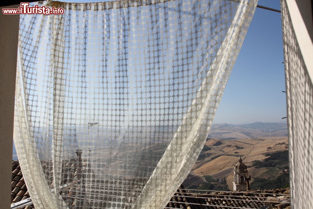 Immagine Sant'Agata di Puglia: il panorama da una finestra del borgo in provincia di Foggia