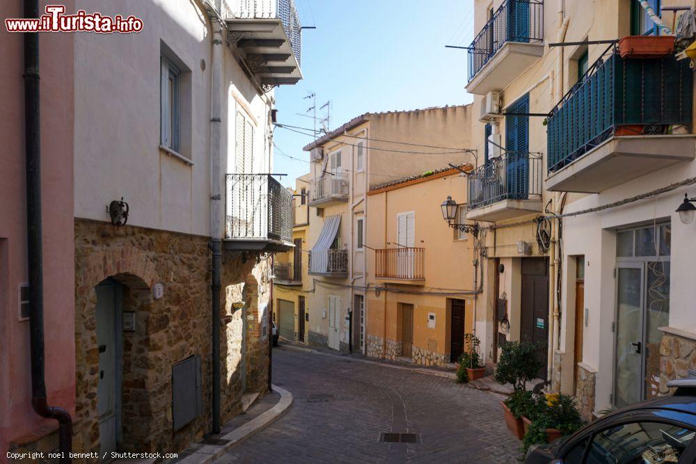 Immagine Sant Ambrogio, le colorate stradine del piccolo borgo della Sicilia - © noel bennett / Shutterstock.com