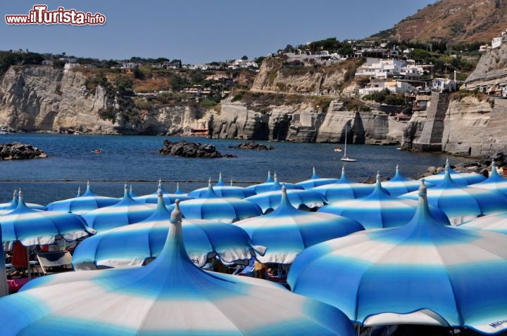 Immagine Sant'Angelo d'Ischia: il panorama sulla spiaggia sempre molto frequentata del borgo nel sud-ovest dell'isola.