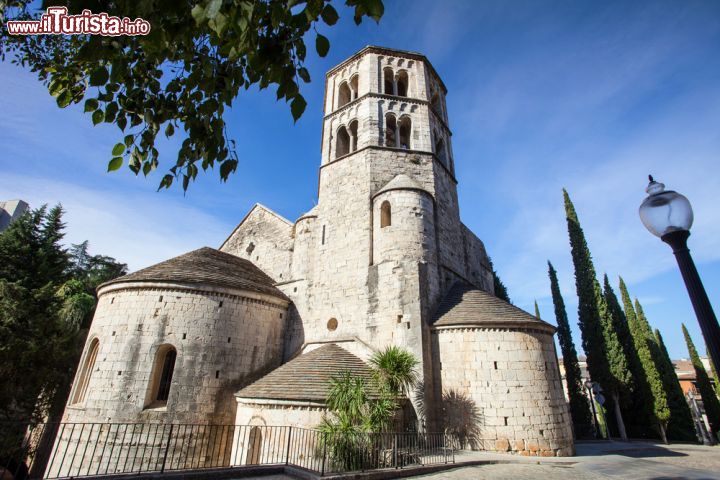 Immagine Girona: l'abbazia benedettina di Sant Pere de Galligants è uno dei più affascinanti complessi d'architettura romanica della Catalogna - foto © Kite_rin / Shutterstock.com