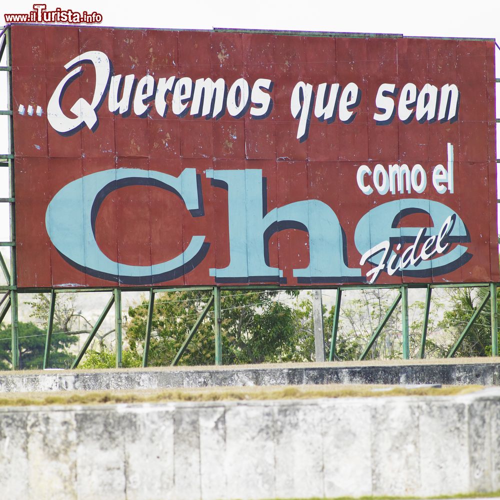 Immagine Santa Clara: un cartellone propagandistico del governo cubano inneggia alla figura di Che Guevara - foto © Shutterstock.com