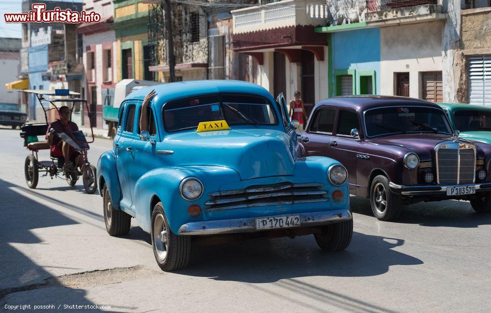 Immagine Santa Clara, Cuba: una Chevrolet degli anni '50 gira per le strade del capoluogo della provincia di Villa Clara - foto © possohh / Shutterstock.com