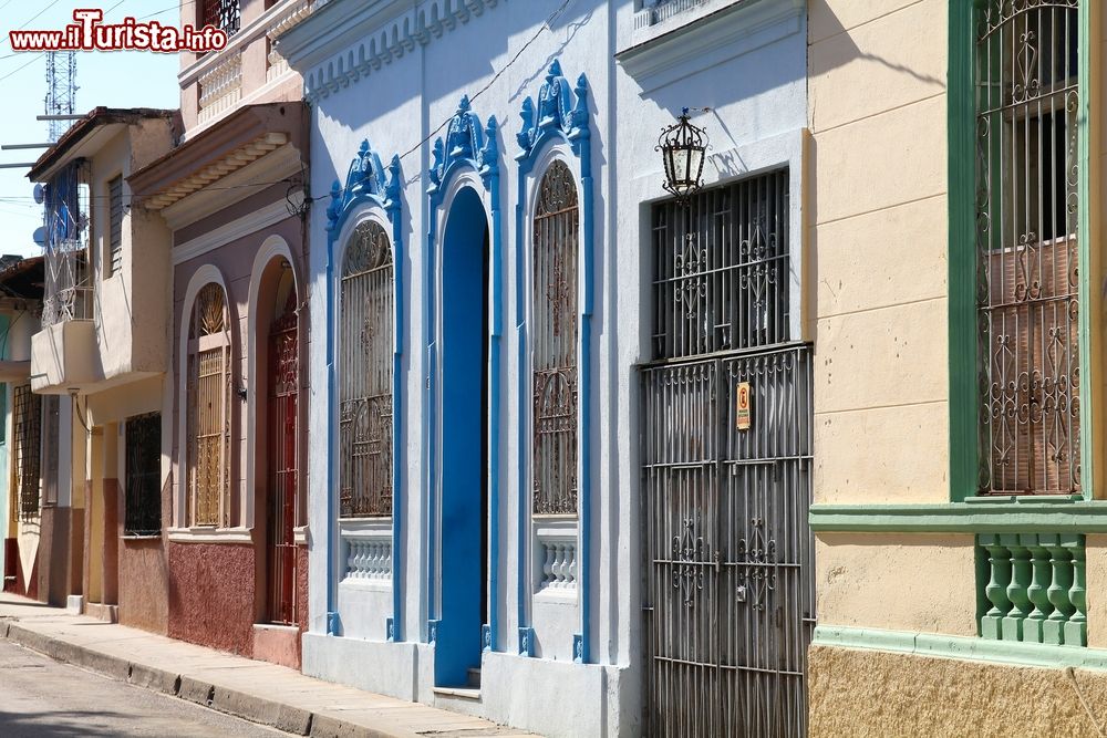 Immagine L'architettura degli edifici coloniali nel centro della città di Santa Clara (Cuba) - foto © Shutterstock.com