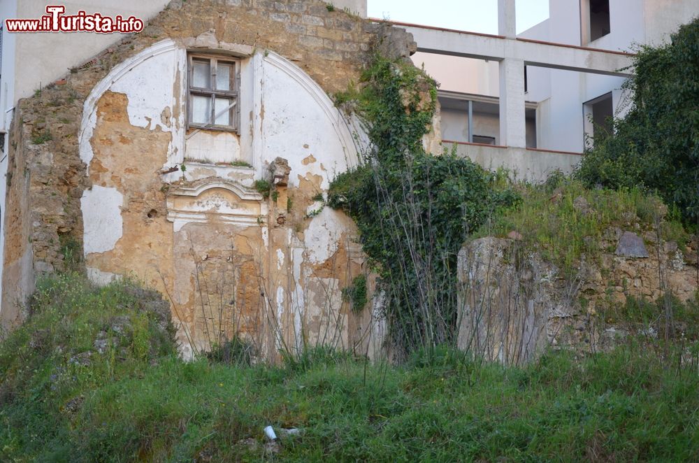 Immagine Santa Margherita di Belice, il contrasto tra le rovine del borgo antico terremotato e gli edifici più moderni