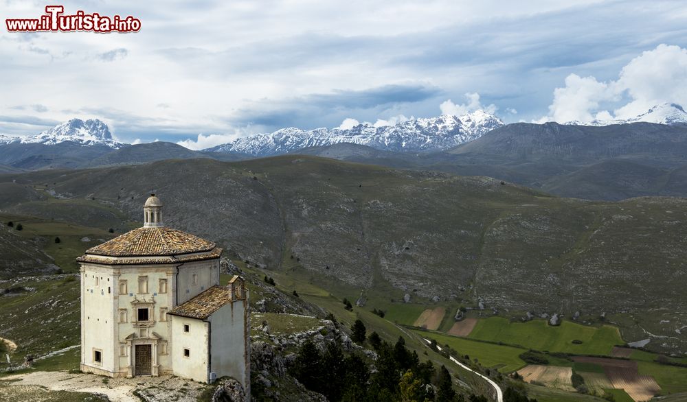 Immagine Santa Maria della Pietà, un battistero vicino alla fortezza di Calascio in Abruzzo.