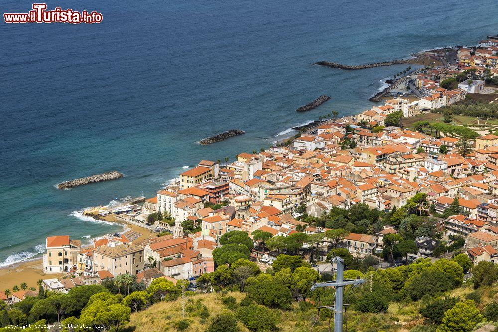 Immagine La città di Santa Maria di Castellabate vista dall'alto, Campania, Italia. Circondata dalla vegetazione e affacciata sul mare, Santa Maria è una suggestiva località nel sud Italia - © pql89 / Shutterstock.com