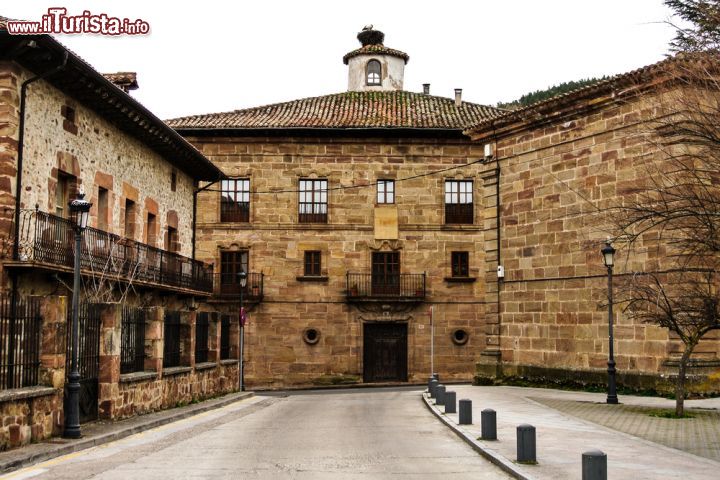 Immagine Santa Maria la Mayor a Ezcaray, Spagna - La costruzione austera della principale chiesa di Ezcaray, dedicata alla Madonna. Edificata nel XV° secolo sui resti di un precedente dificio romanico costruito fra il XII° e XIV° secolo, questa chiesa si presenta con una sola navata. Di grande bellezza sono le torri di rinforzo che le conferiscono tutt'oggi l'immagine di una fortezza medievale e il campanile in stile romanico a forma quadrata © Ander Dylan / Shutterstock.com