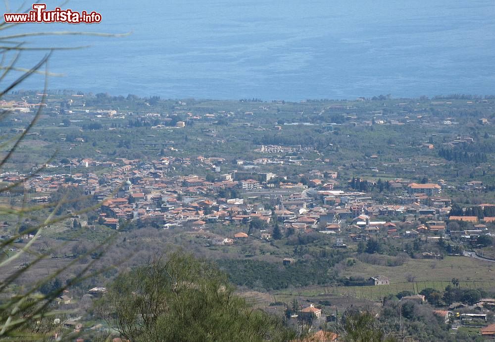Immagine Santa Venerina e il mare Jonio in Sicilia. Siamo sulla Strada del Vino dell'Etna - © Lelezaff, Pubblico dominio, Wikipedia