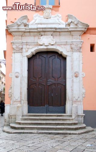 Immagine Sant'Agata de Goti (BN), l'ingresso di Palazzo San Francesco. Questo edificio, appartenente al complesso del convento francescano, oggi ospita anche la sede del Palazzo Municipale. La chiesa di San Francesco ospita invece una mostra archeologica con una sezione dedicata ai Sanniti ed una al periodo longobardo - © Fiore Silvestro Barbato - CC BY-SA 2.0 - Wikimedia Commons.