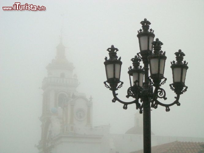 Immagine Santiago Apostol, Chignahuapan: in inverno il clima a Chignahuapan cambia molto velocemente ed in pochi minuti il cielo può coprirsi per effetto dell'abbassamento delle nubi. Nella foto si scorge il campanile della chiesa di Santiago Apostol, in parte coperto dalla nebbia.