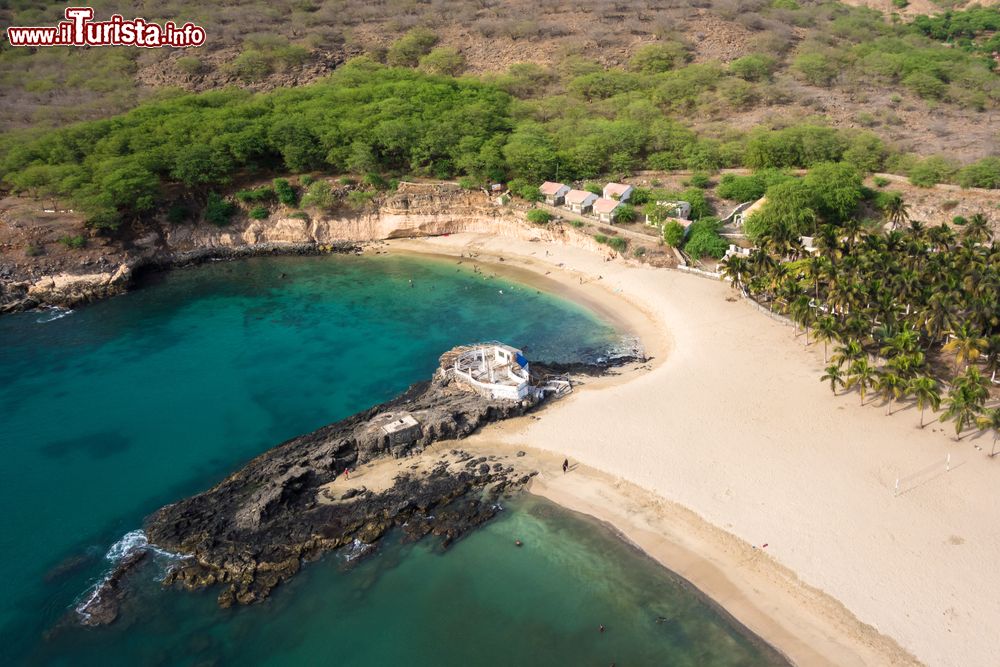 Immagine Veduta aerea della spiaggia di Tarrafal, una delle più belle dell'isola di Santiago (Capo Verde).