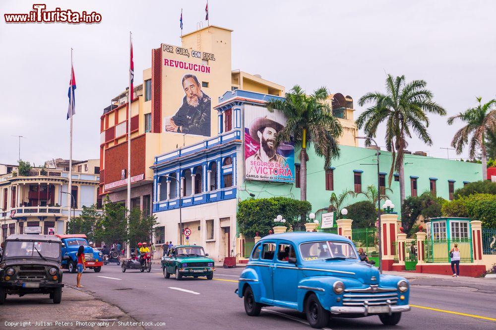 Immagine Santiago de Cuba è considerata "la cuna de la Revoluciòn" (la culla della Rivoluzione). In città si possono vedere molti cartelli di propaganda politica - © Julian Peters Photography / Shutterstock.com