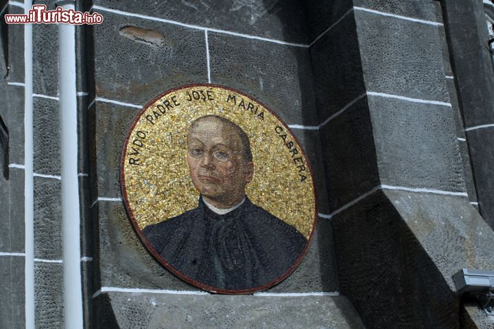 Immagine Un mosaico dorato sulla parete esterna del Santuario de la Virgen del Rosario de las Lajas presso Ipiales (Colombia) - foto © Angela N Perryman / Shutterstock.com