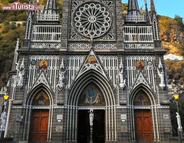 Immagine Una vista della facciata neogotica del santuario di Las Lajas, circa 7 km a sud-est della città di Ipiales, in Colombia - foto © Jess Kraft / Shutterstock.com