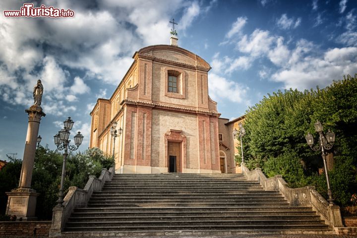 Immagine Santuario del SS Crocifisso di Longiano, Emilia Romagna, Italia. Un'ampia scalinata accompagna all'ingresso di questo edificio religioso francescano situato nella diocesi di Cesena-Sarsina - © GoneWithTheWind / Shutterstock.com